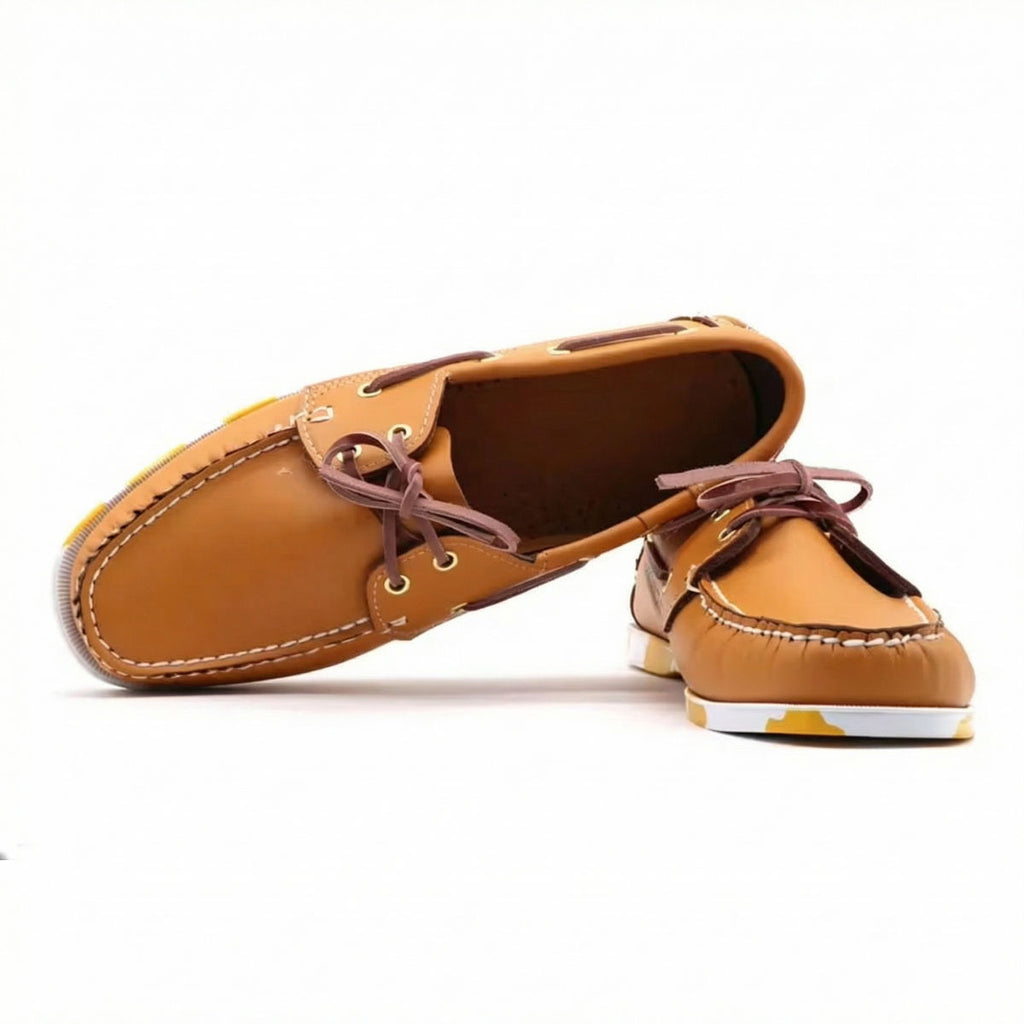 Mocasín náutico de piel con suela de color