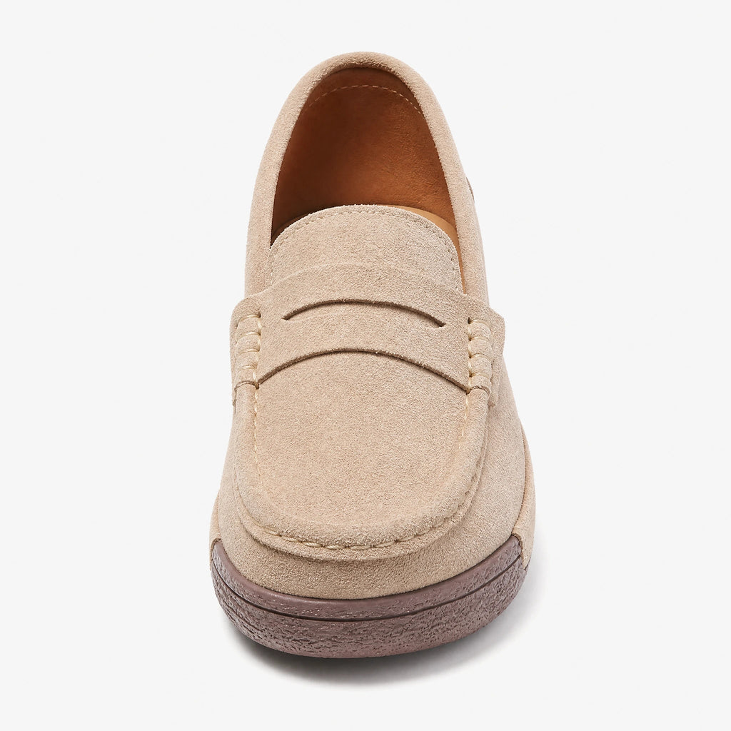 Mocasín de ante beige con suela compensada y acabado penny