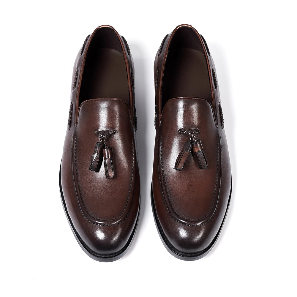 Mocasín de borla para hombre con flecos decorativos, color marrón, vista en ángulo