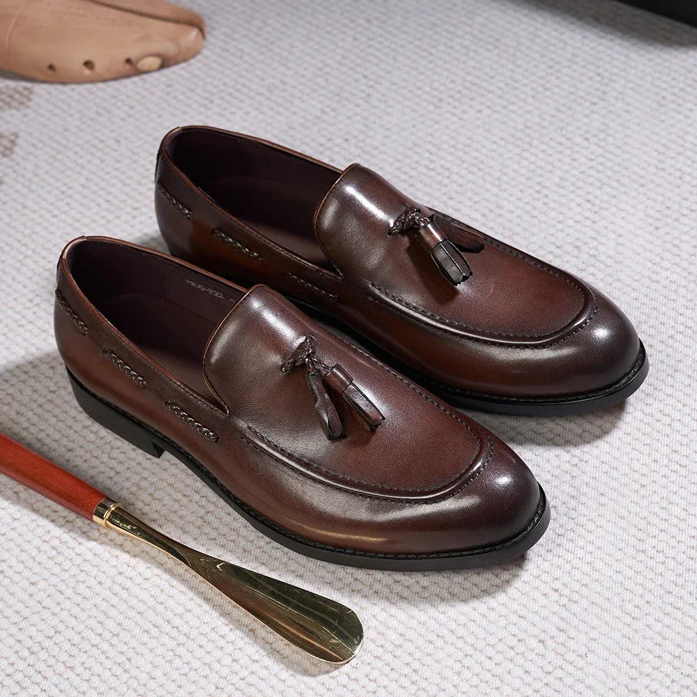 Mocasín de borla para hombre con flecos decorativos, color marrón, detalle de las costuras