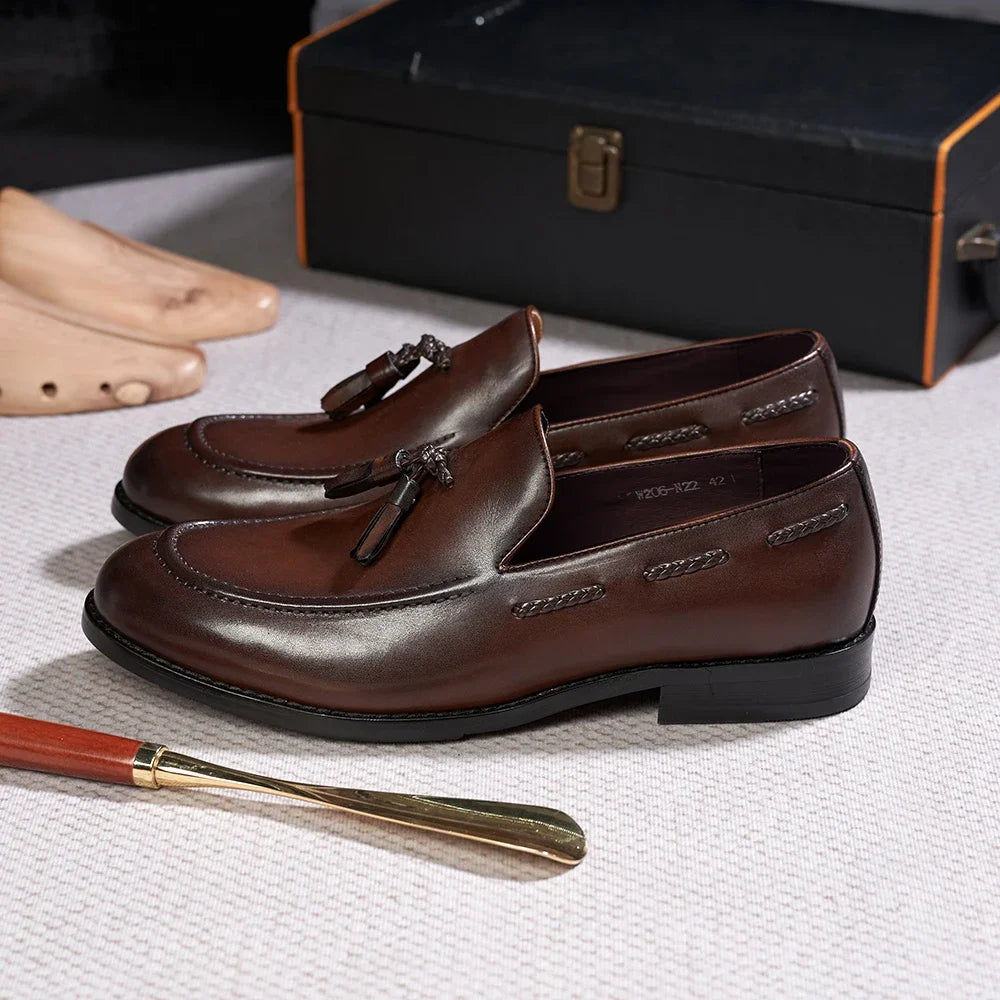 Mocasín de borla para hombre con flecos decorativos, color marrón, puesto en el pie