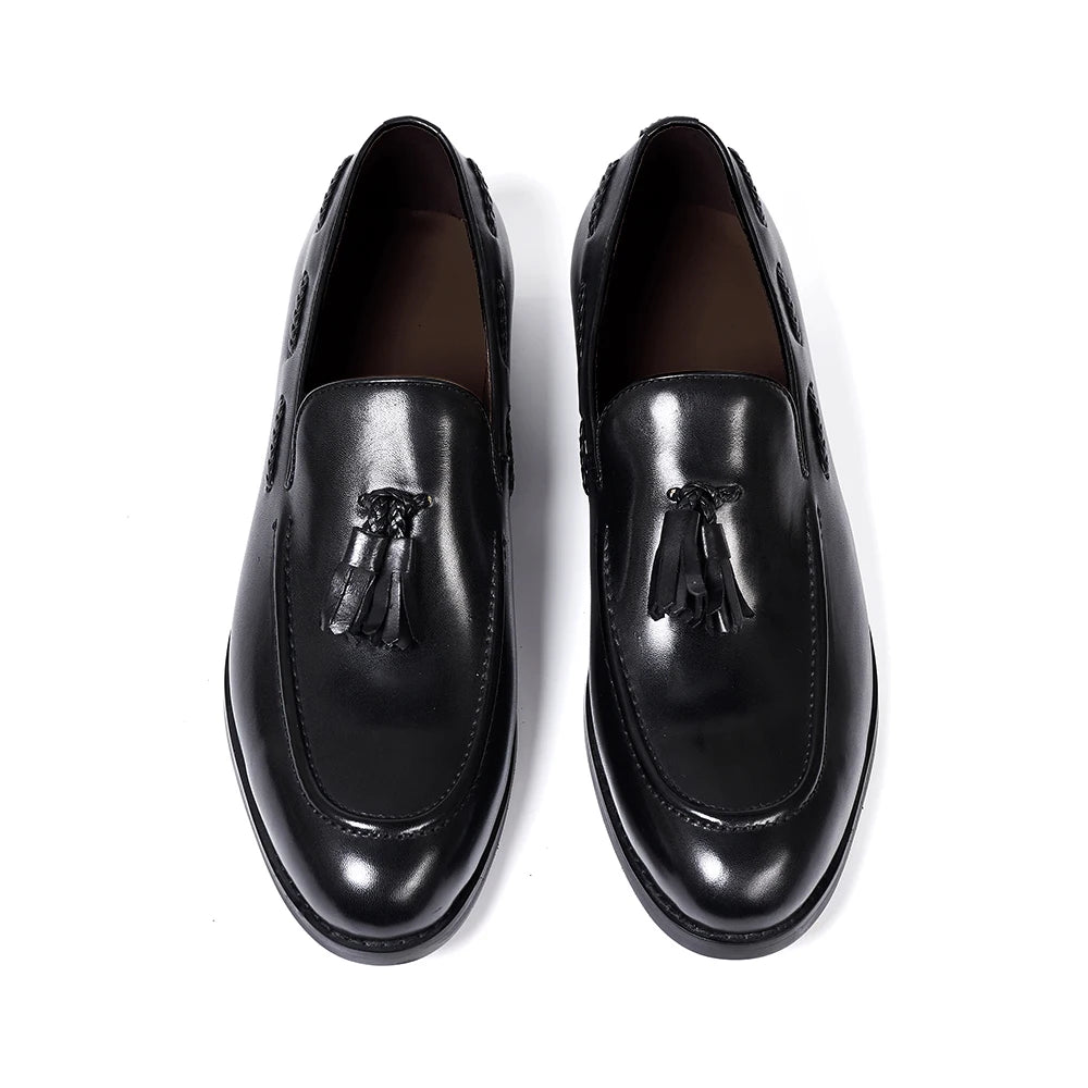 Mocasín de borla para hombre con flecos decorativos, color negro, detalle del material