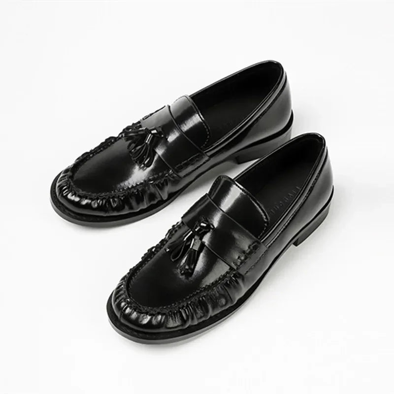 Mocasín con borlas y flecos en negro