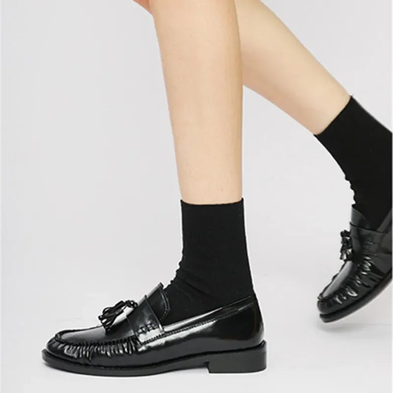 Mocasín con borlas y flecos en burdeos