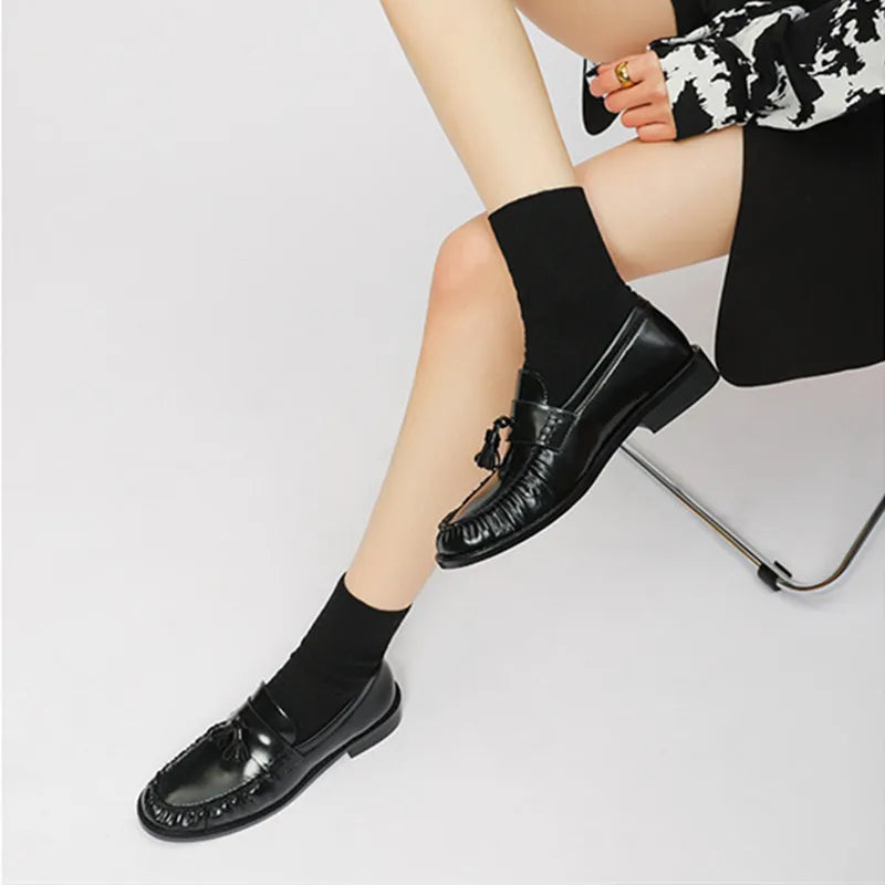 Detalle de las borlas del mocasín de mujer