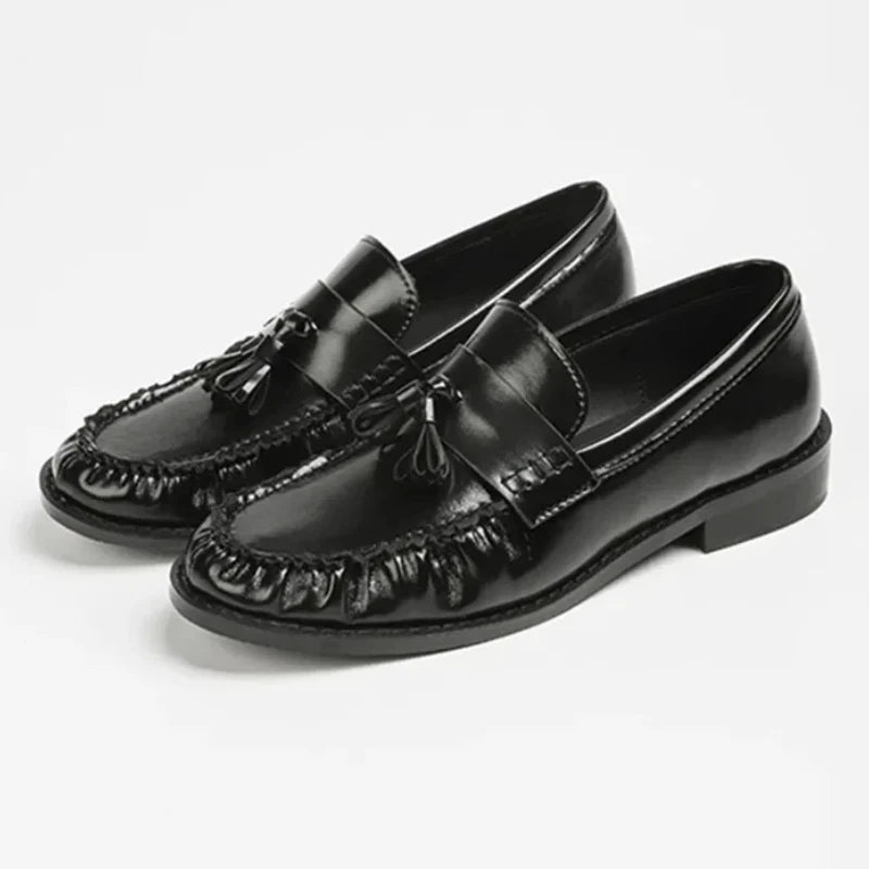 Bordes fruncidos del mocasín con acabado brillante