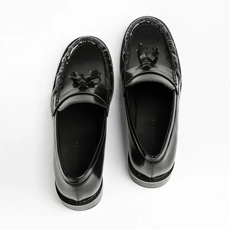 Par de mocasines con borlas en negro