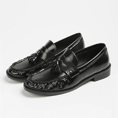 Mocasín con borlas, flecos y acabado brillante, Negro