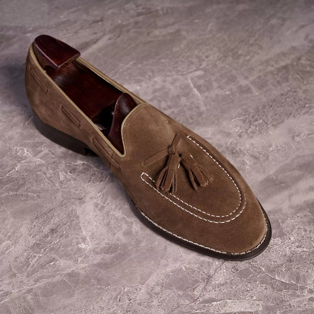 Mocasín con borlas hombre ante marrón marrón oscuro, detalle de la suela