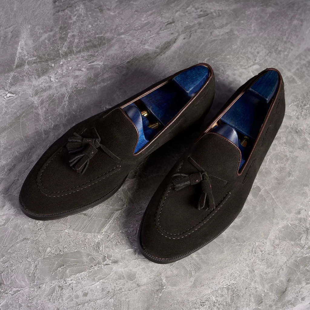 Mocasín con borlas hombre ante marrón marrón, puesto con un look