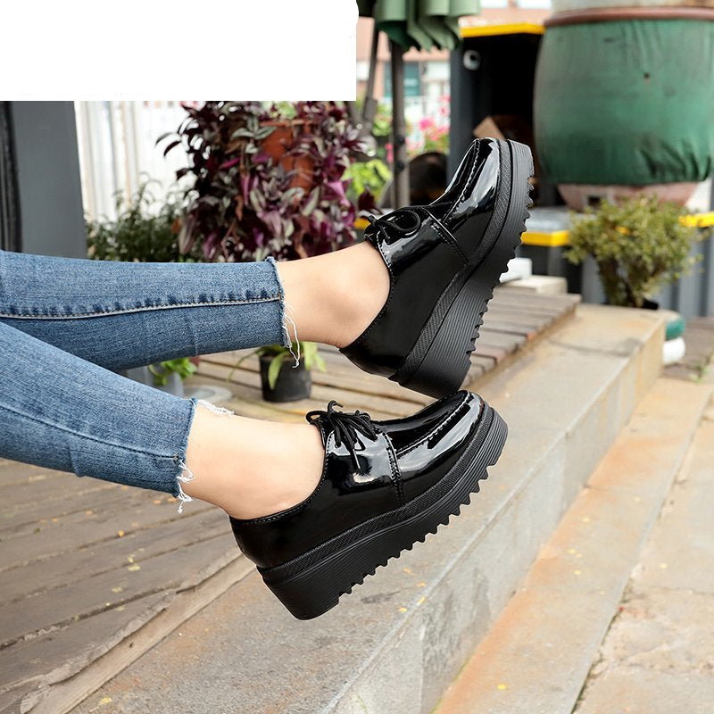 mujer con mocasines negros de cuña