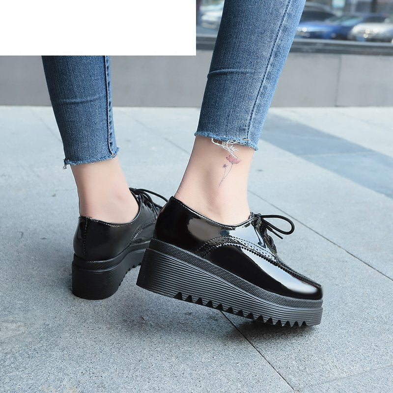 Mocasín con cordones de suela gruesa para mujer