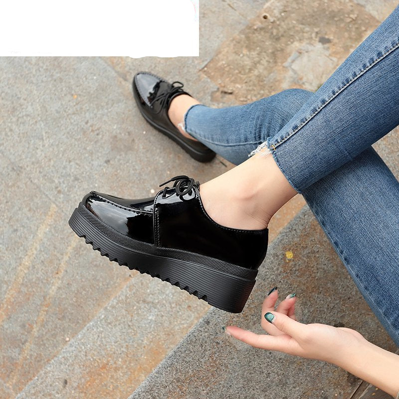 Mocasín con cordones de suela gruesa para mujer