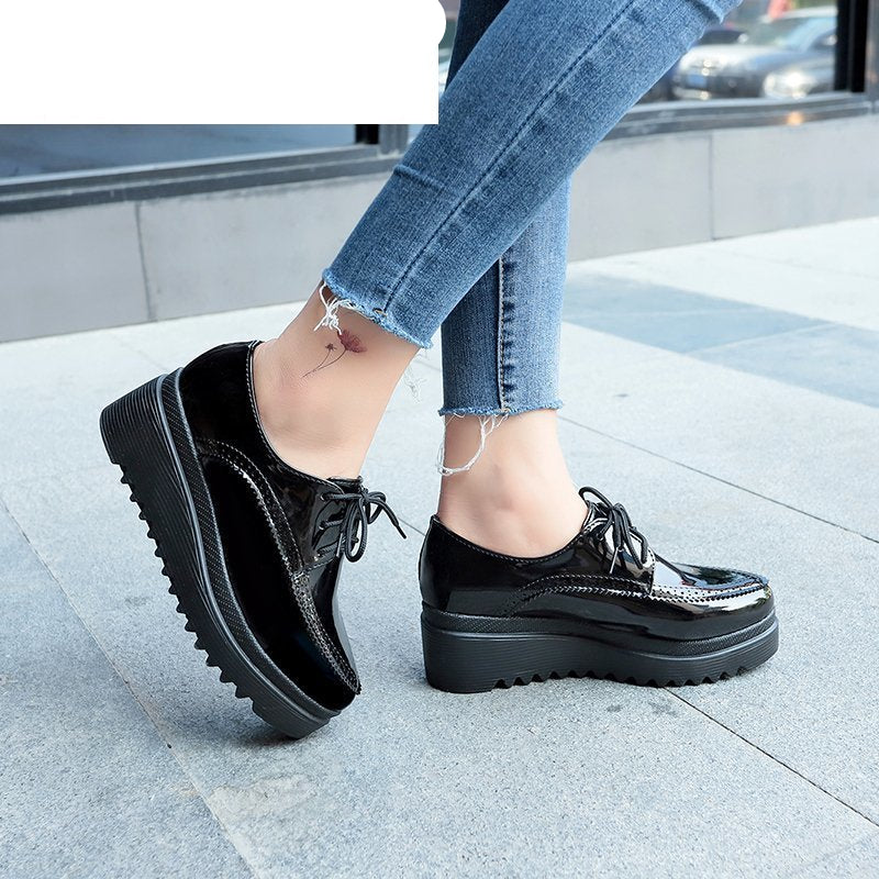 Mocasín con cordones de suela gruesa para mujer