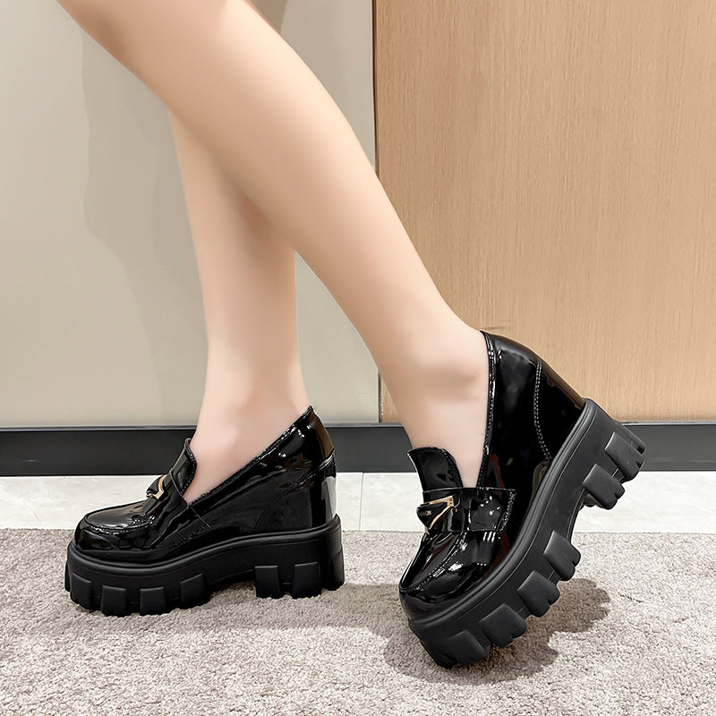 mocasín de cuña gruesa de cuero usado por una mujer