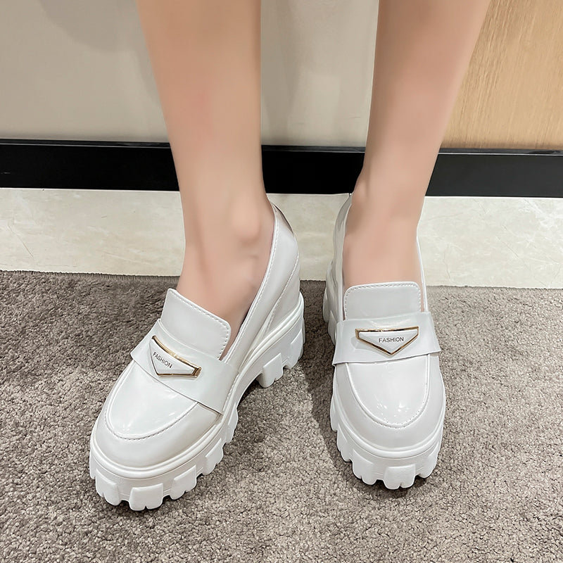Mocasines de cuña en cuero brillante para mujer