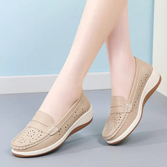 Mocasín de cuña para mujer calado con motivos florales, Beige