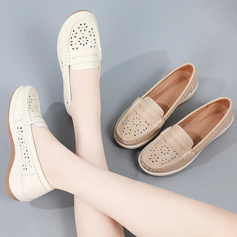 Mocasín de cuña calado para mujer Beige, vista trasera