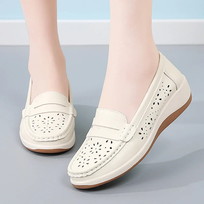Mocasín de cuña calado para mujer Blanco, puesto en el pie