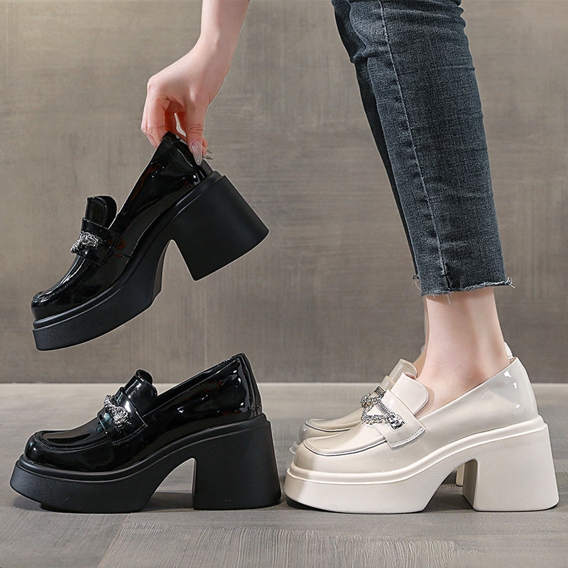 mocasín blanco y negro llevado por una mujer