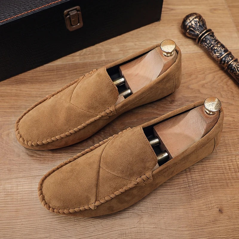 Mocasín efecto ante para hombre con costuras vistas camel, llevado con chinos