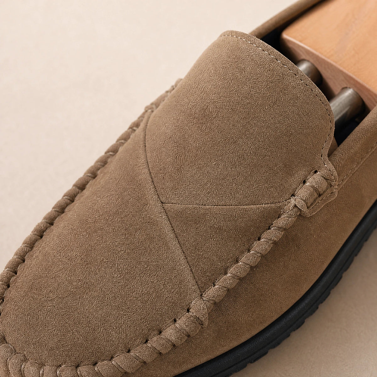 Mocasín efecto ante para hombre con costuras vistas camel, vista de tres cuartos