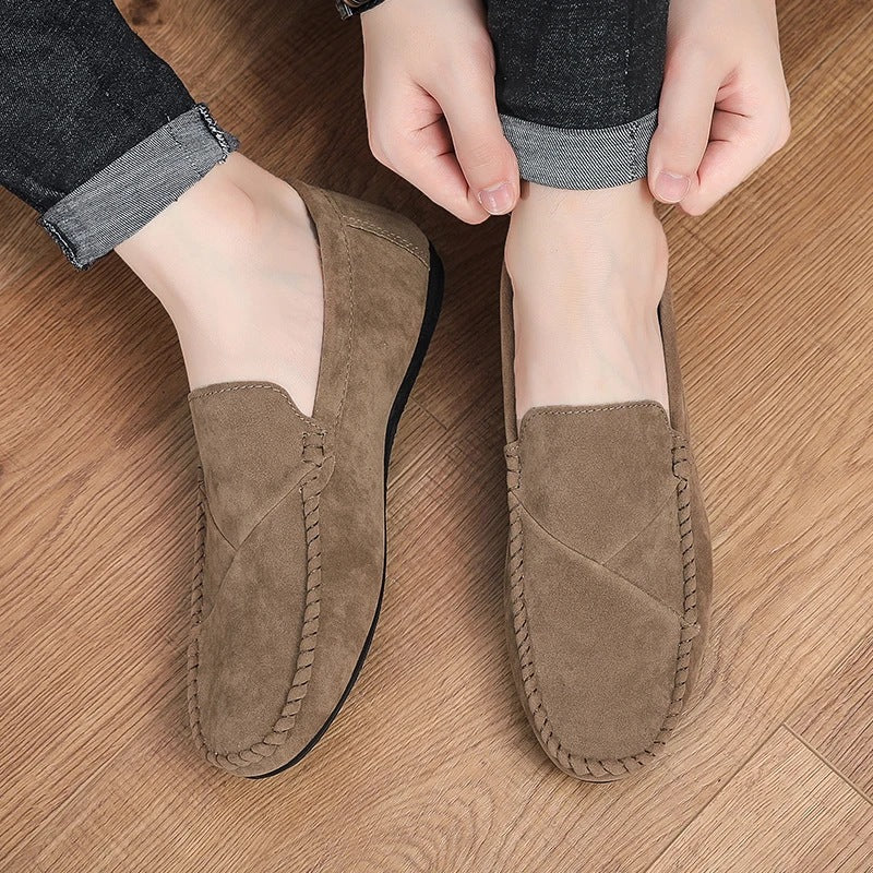 Mocasín efecto ante para hombre con costuras vistas caqui, llevado con vaqueros
