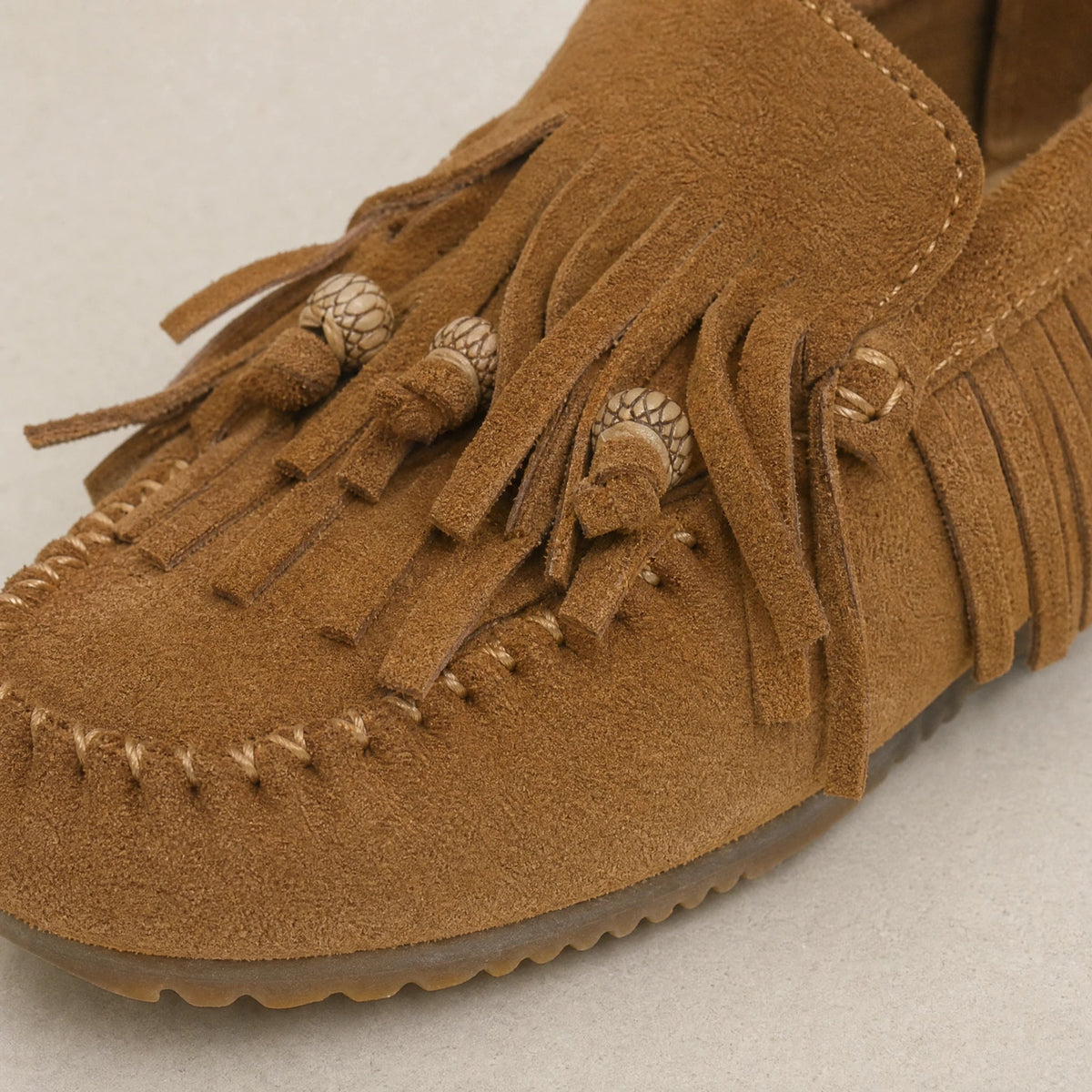 Mocasín con flecos efecto ante camel para mujer, vista frontal