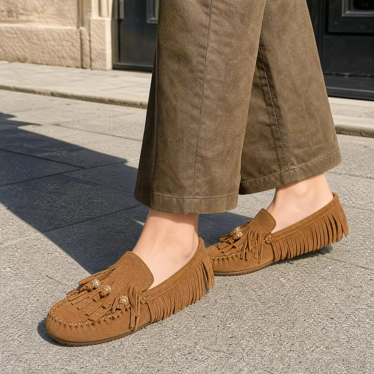Mocasín con flecos efecto ante camel para mujer, vista trasera Imagen