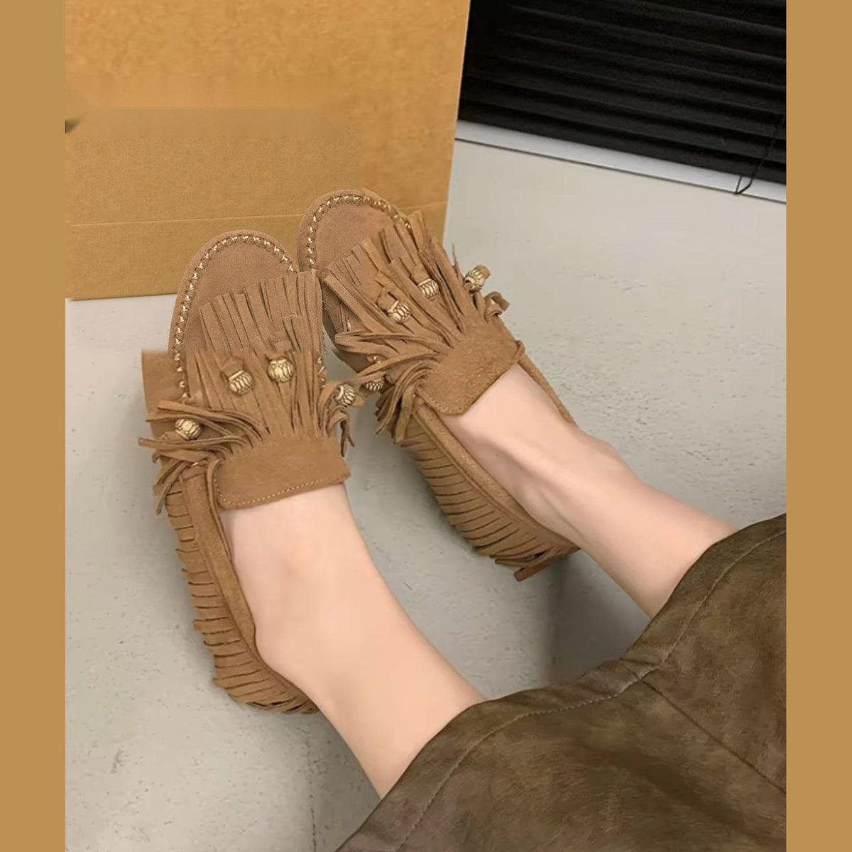 Mocasín con flecos efecto ante camel para mujer, detalle del material