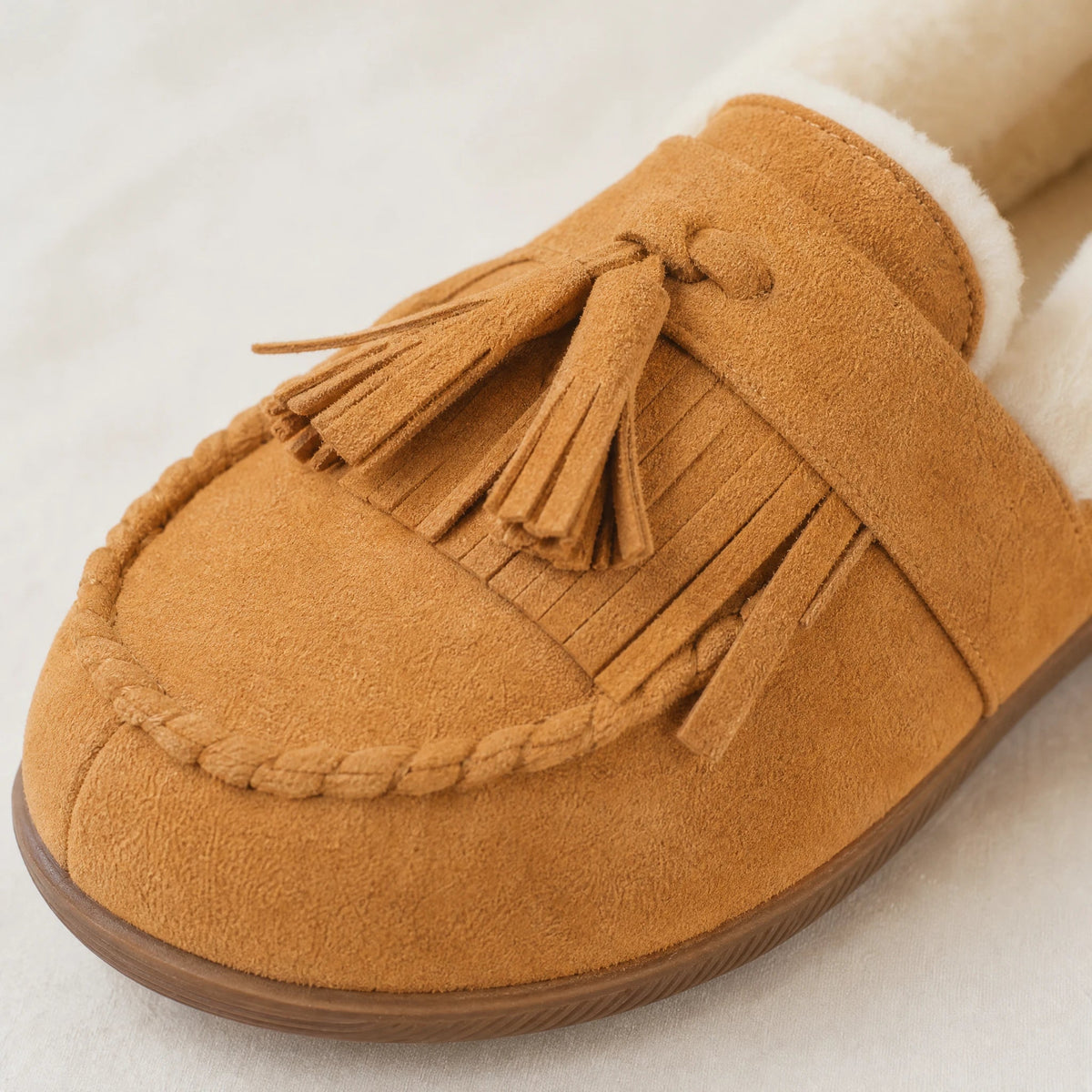 Mocasín forrado de mujer camel con pompones, vista frontal