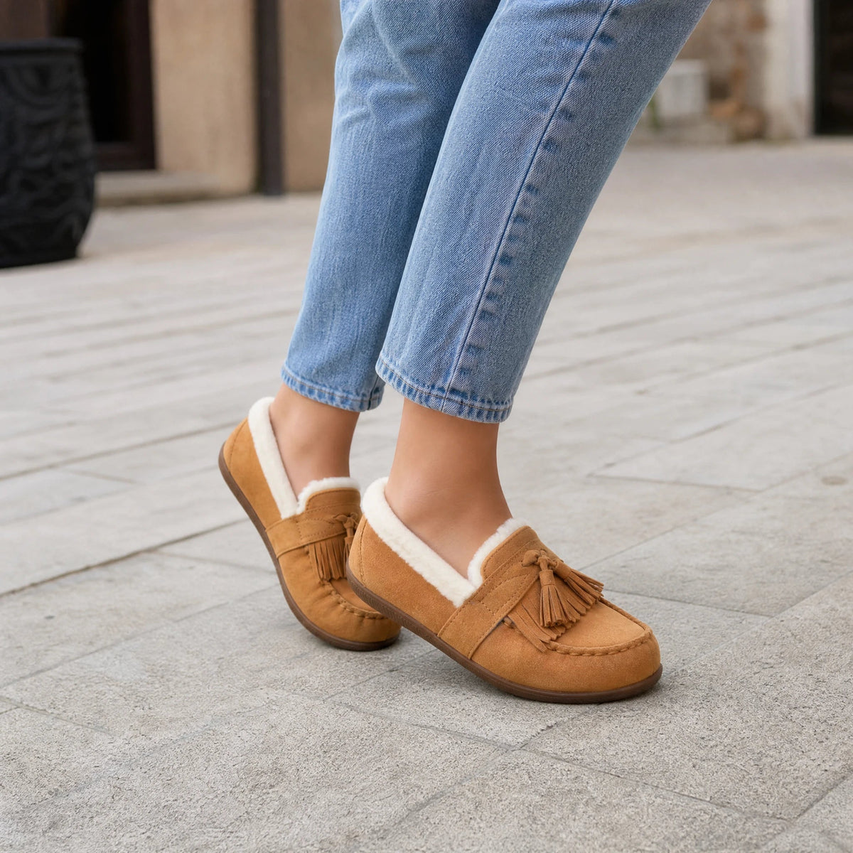 Mocasín forrado de mujer camel con pompones, vista trasera