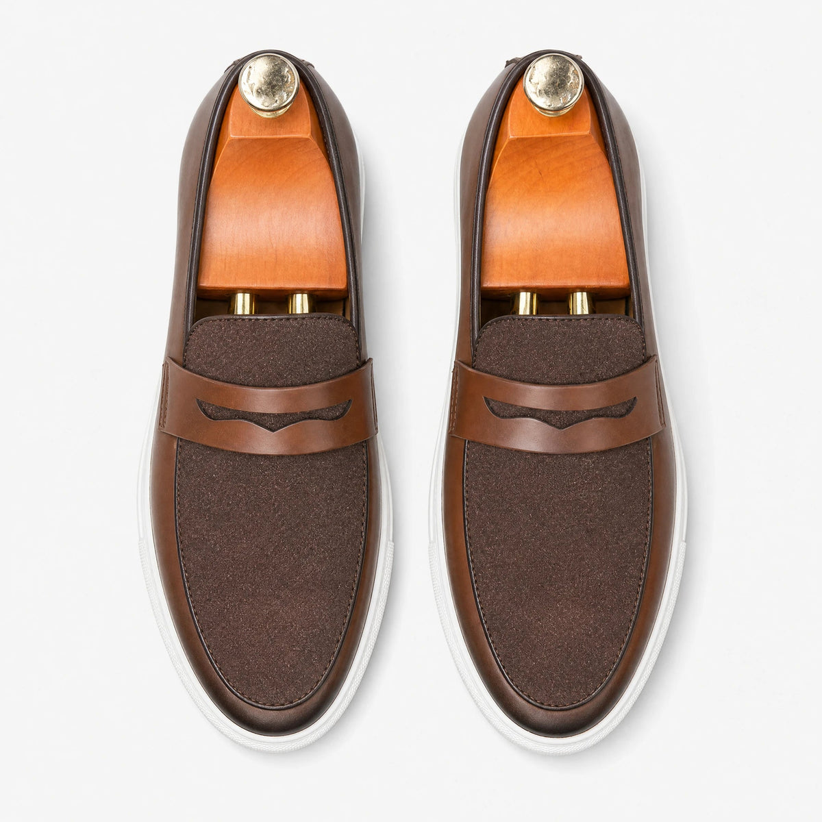 Mocasín bicolor marrón para hombre con piezas texturizadas