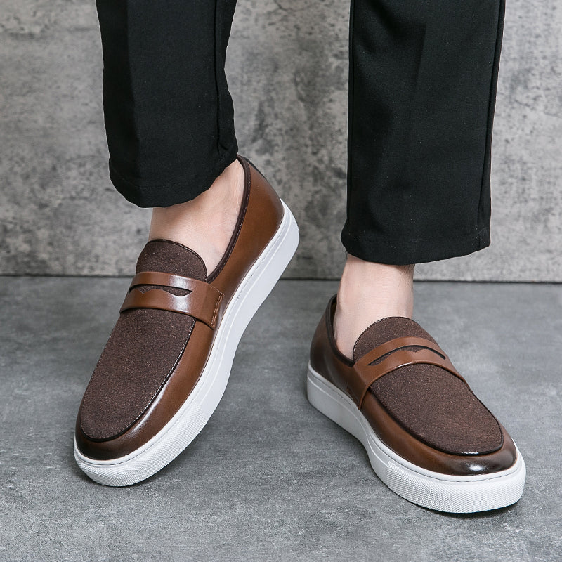 Mocasín bicolor marrón llevado con vaqueros