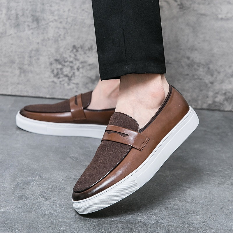 Mocasín bicolor marrón llevado con chinos
