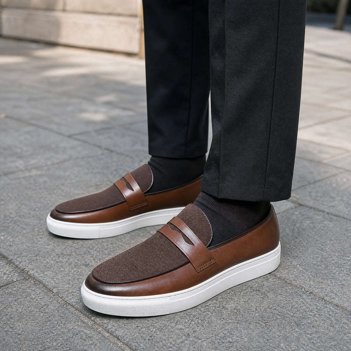 Mocasín bicolor negro con suela blanca