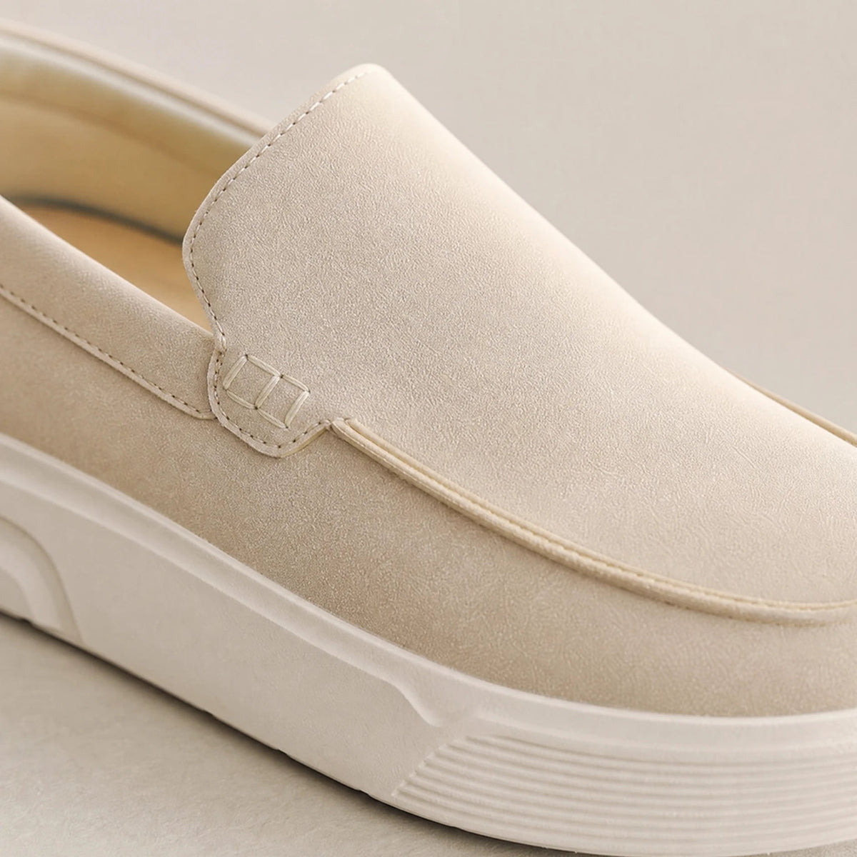 Mocasín beige con suela de plataforma blanca, vista lateral Imagen