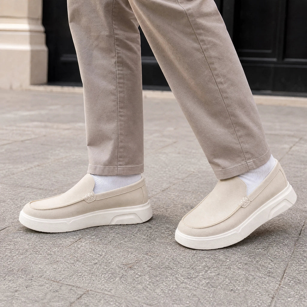 Mocasín negro con suela de plataforma blanca