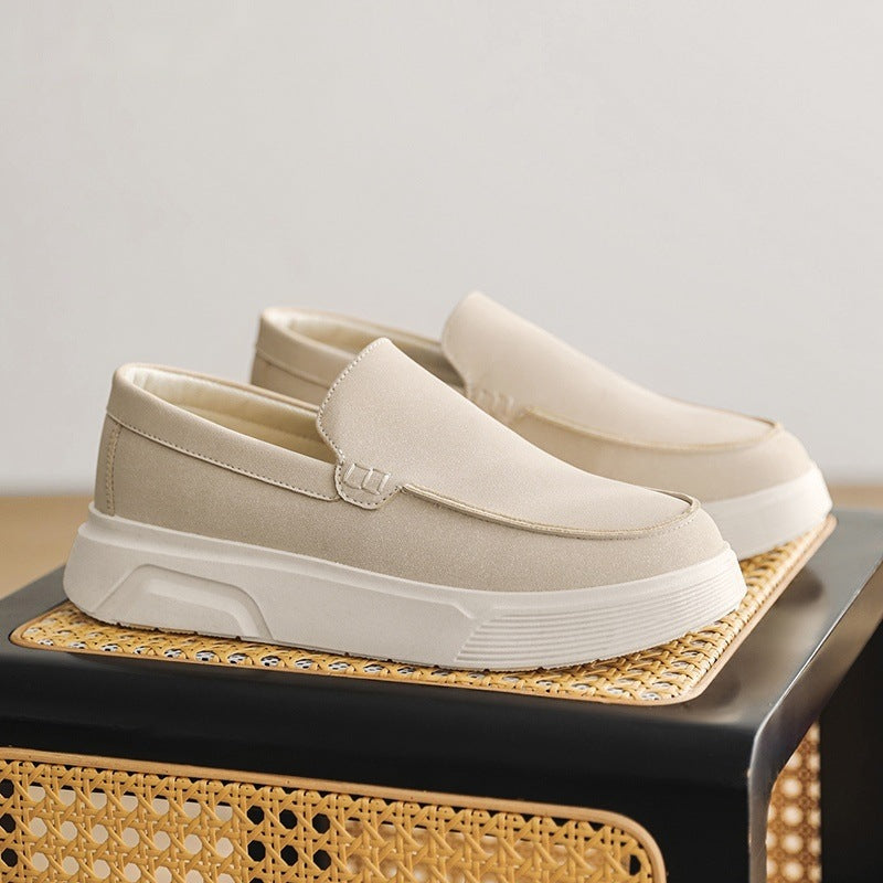 Mocasín negro para hombre, vista de tres cuartos