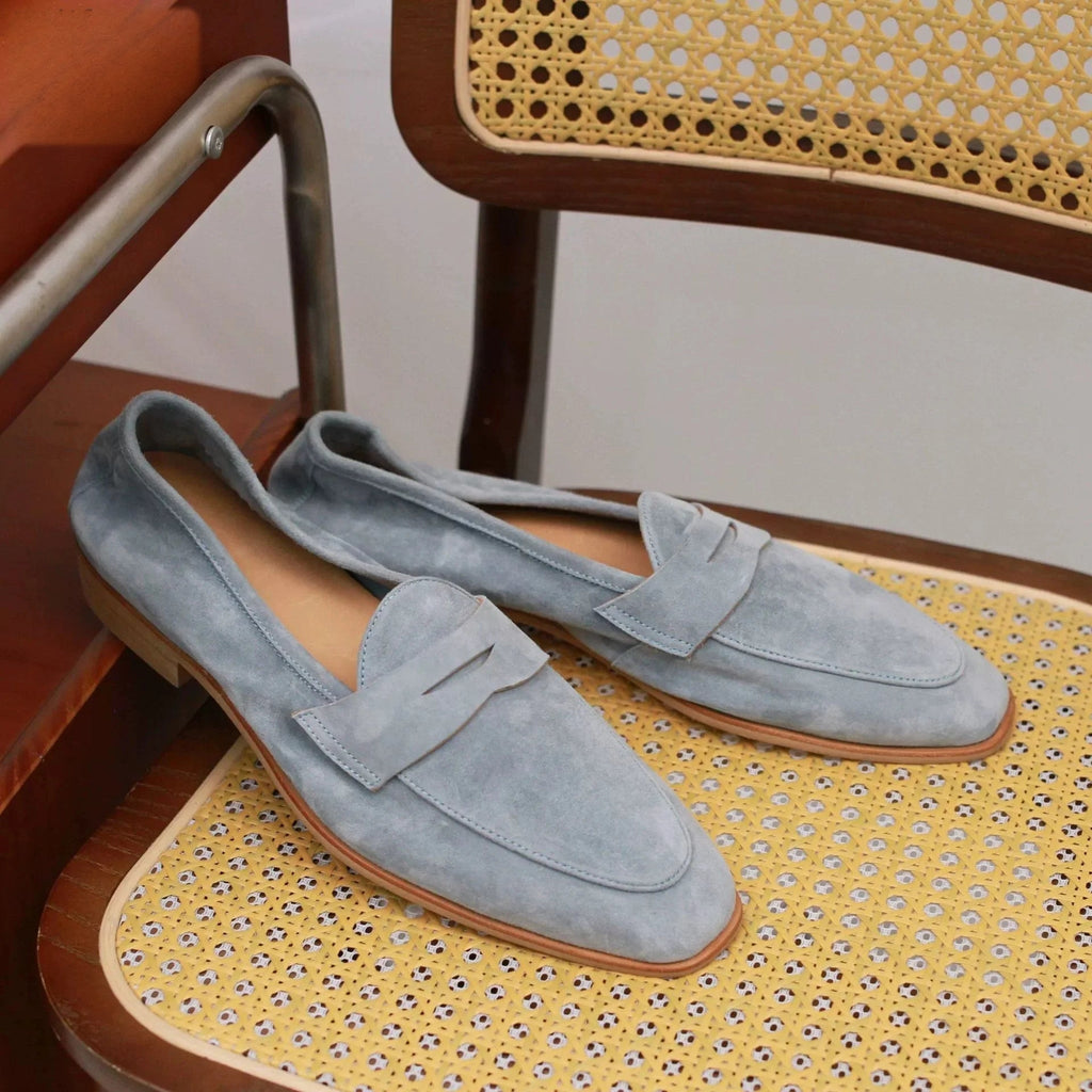 Mocasín hombre de ante con pespunte penny camel, vista lateral