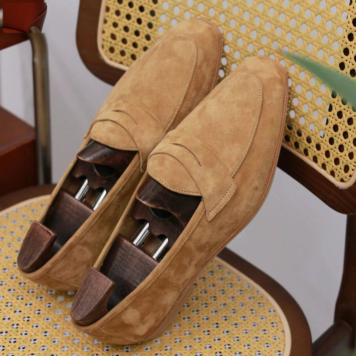Mocasín hombre de ante con pespunte penny azul claro, vista de frente