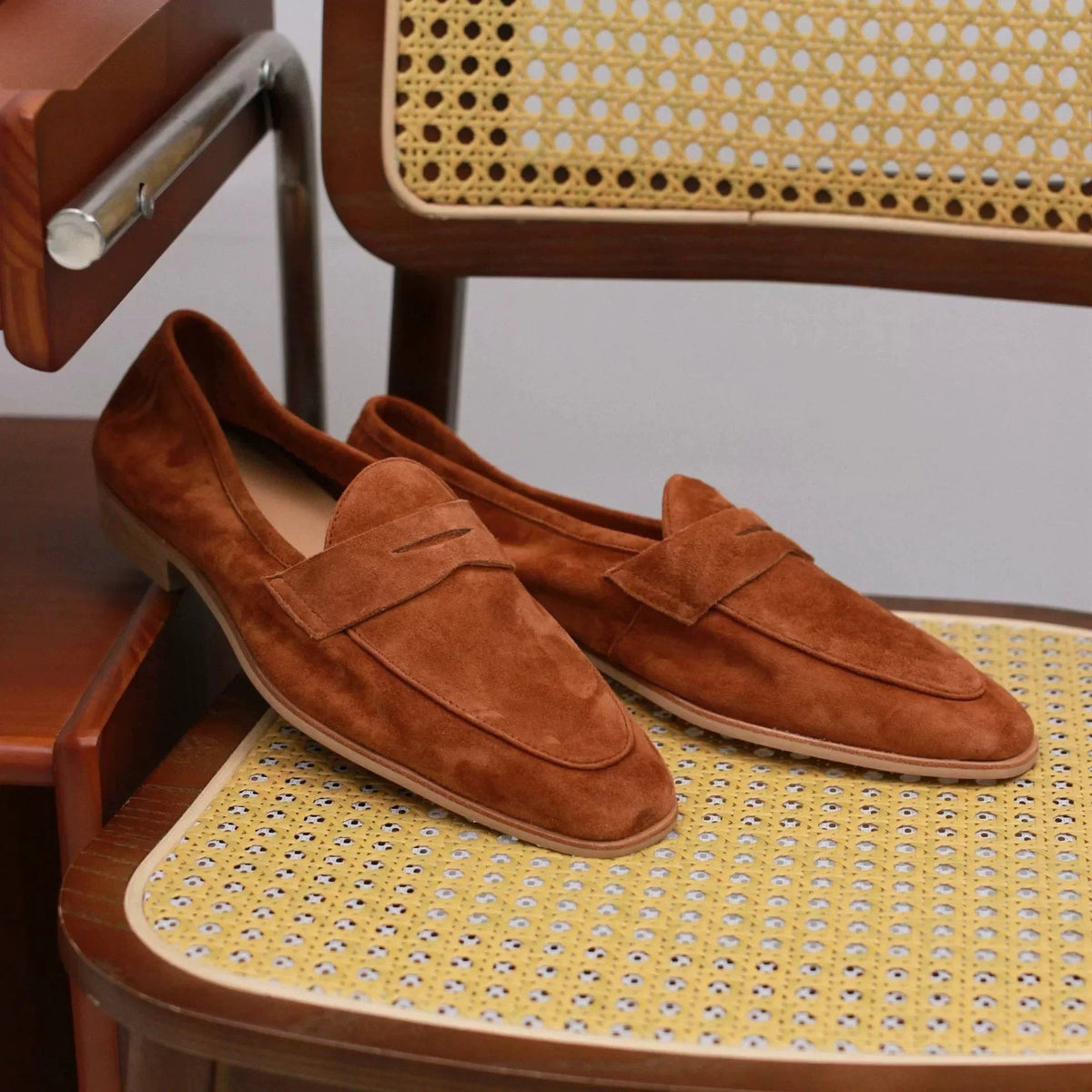 Mocasín hombre de ante con pespunte penny camel, vista trasera