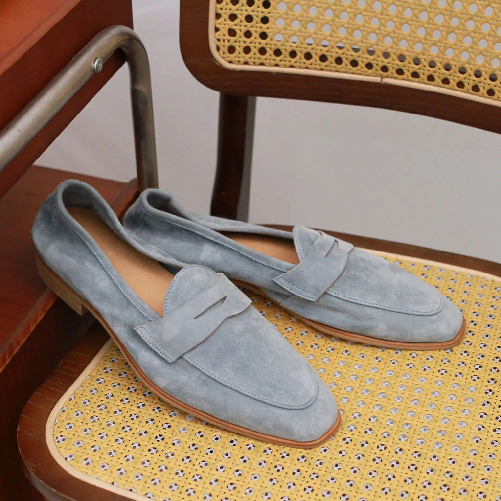Mocasín hombre de ante con pespunte penny coñac, detalle del material