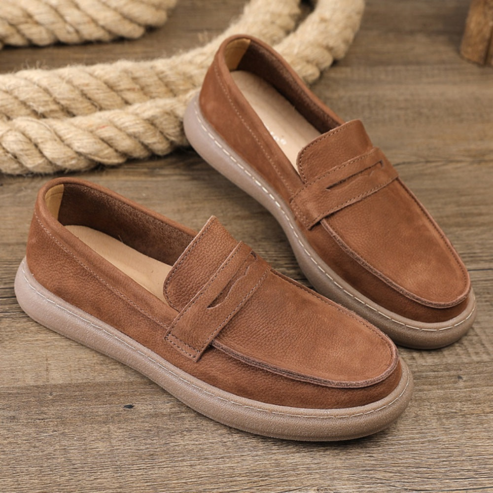 Mocasín de piel con tira y suela gruesa para hombre marrón, llevado con chinos