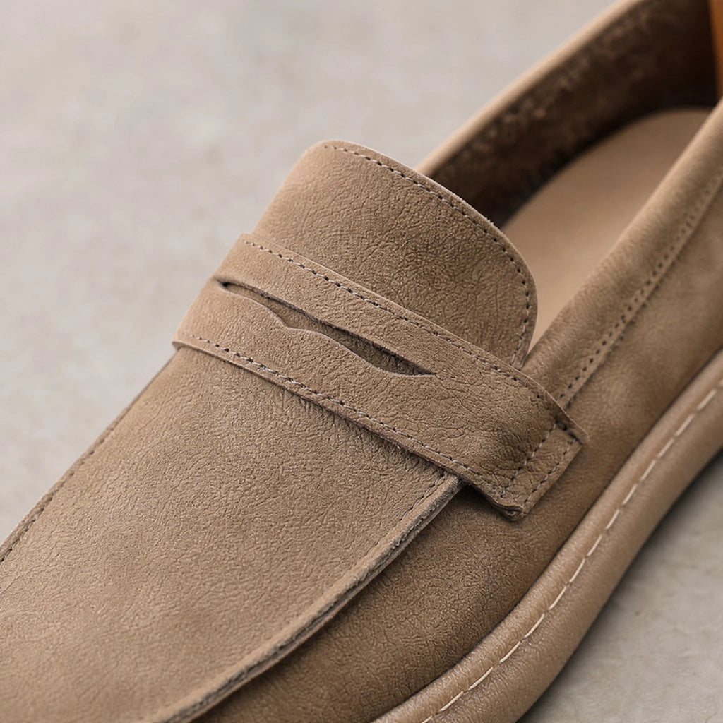 Mocasín de piel con tira y suela gruesa para hombre marrón, vista de tres cuartos