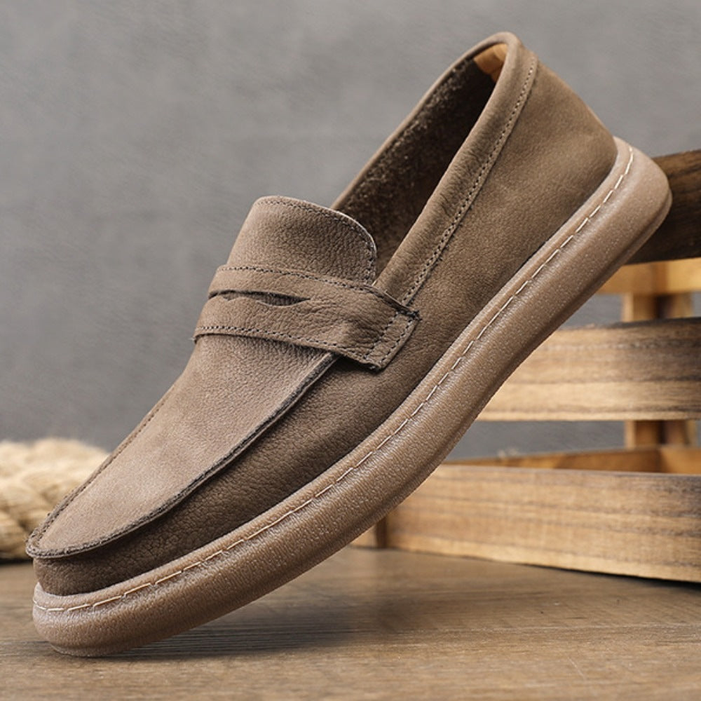 Mocasín de piel con tira y suela gruesa para hombre topo, vista trasera