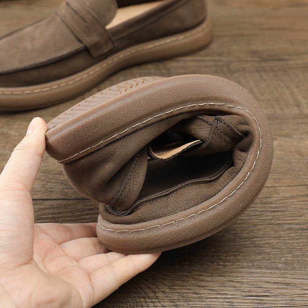 Mocasín de piel con tira y suela gruesa para hombre topo, llevado con vaqueros
