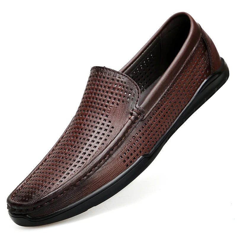 Mocasín de hombre en piel flexible calada, comodidad transpirable, color negro, vista trasera