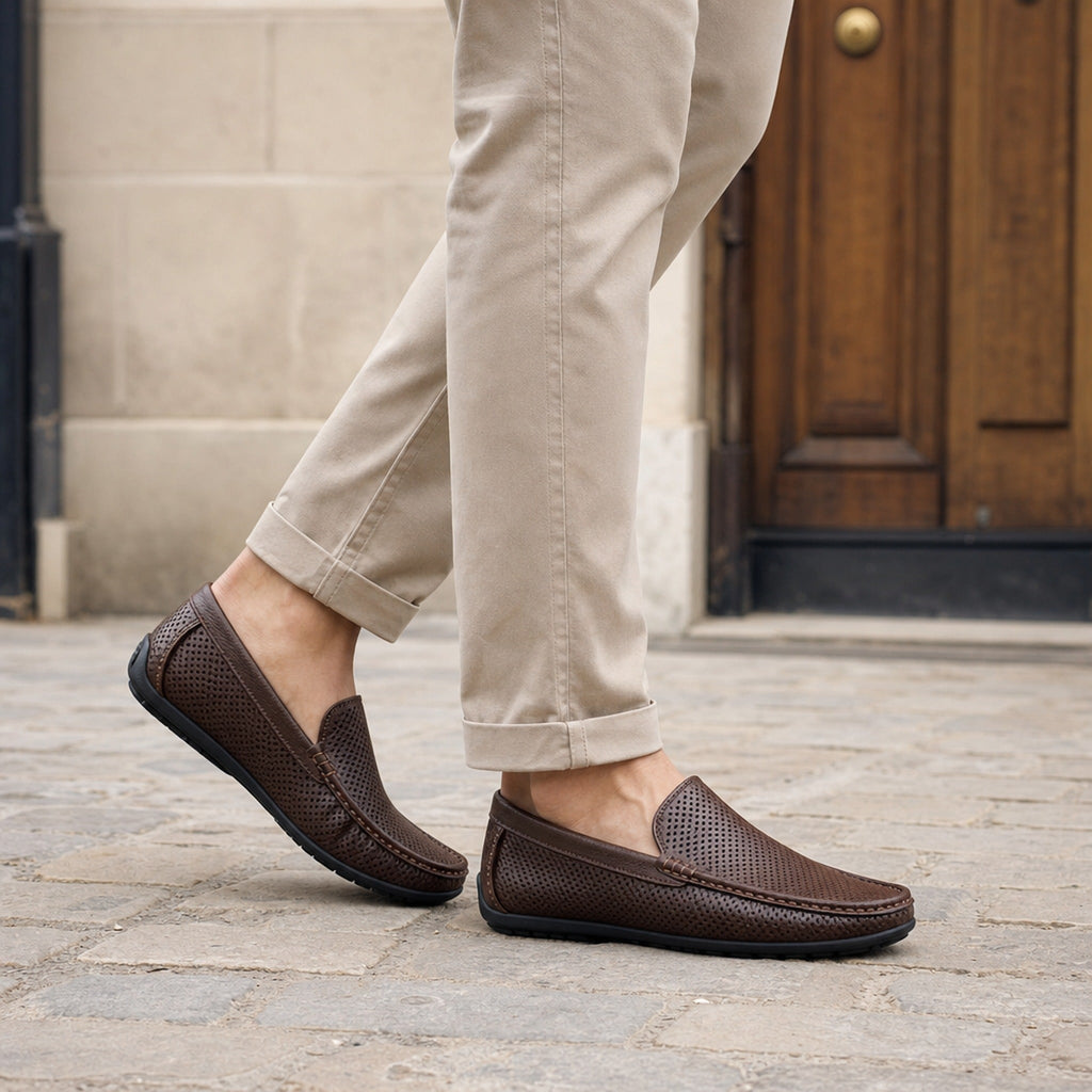 Mocasín de hombre en piel flexible calada, comodidad transpirable, color marrón, vista superior