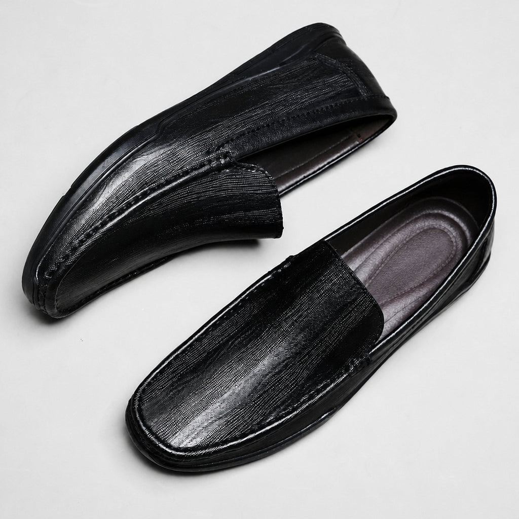 Mocasín clásico de hombre en piel lisa sin cordones, color marrón, vista frontal